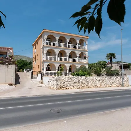 A2 - Seafront With Balcony 1 Min To * Trogir