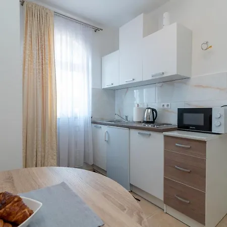 Daire A2 - Seafront With Balcony 1 Min To *