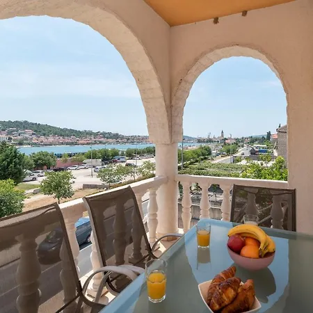 A2 - Seafront With Balcony 1 Min To Daire Trogir