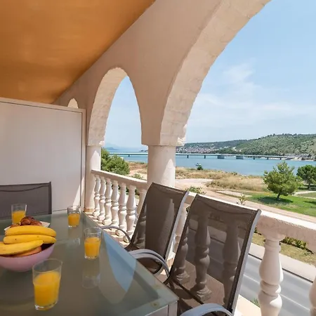 Daire A2 - Seafront With Balcony 1 Min To Trogir