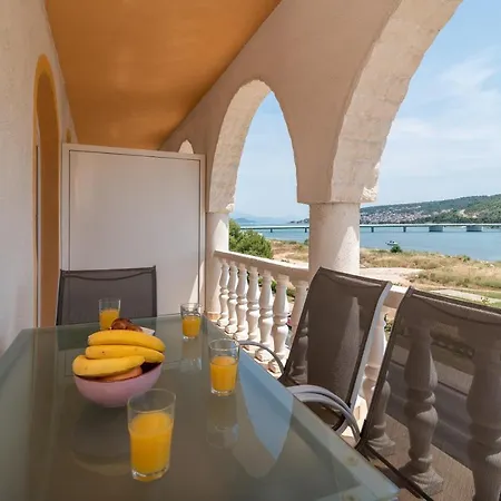 Διαμέρισμα A 2 - Seafront With Balcony 1 Min To