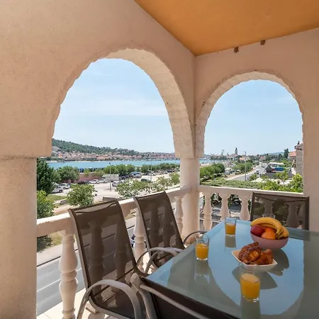 Διαμέρισμα A 2 - Seafront With Balcony 1 Min To *