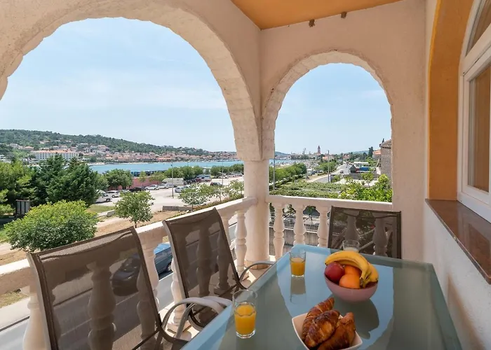 A2 - Seafront With Balcony 1 Min To Apartman Trogir