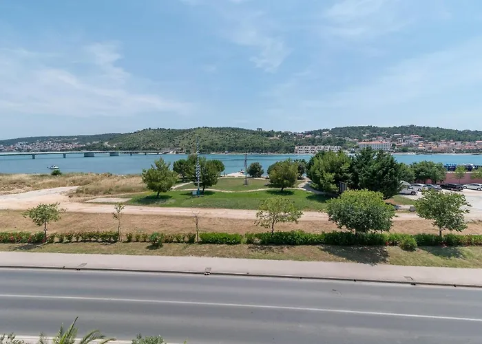 A2 - Seafront With Balcony 1 Min To Apartman Trogir
