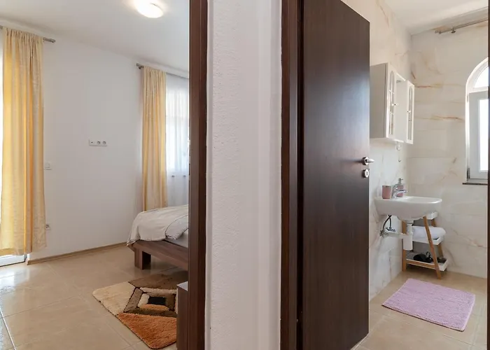 A2 - Seafront With Balcony 1 Min To Trogir