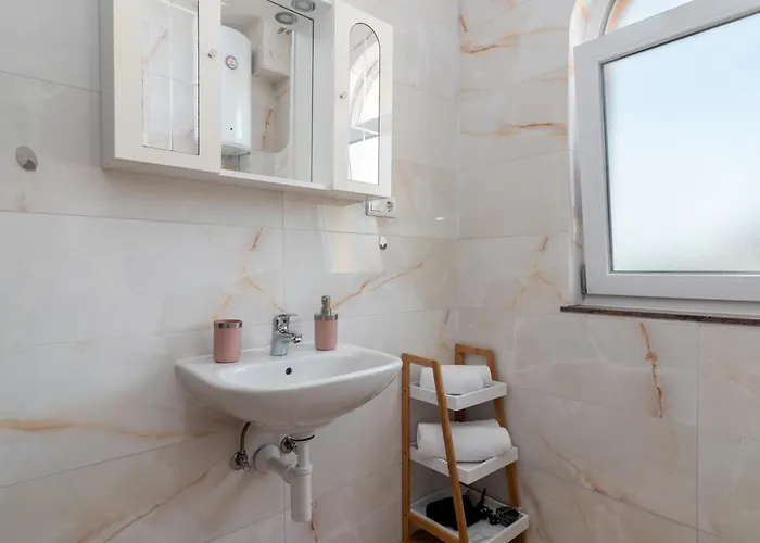 Apartman A2 - Seafront With Balcony 1 Min To *