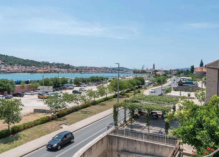 A2 - Seafront With Balcony 1 Min To * Trogir