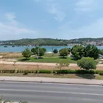 A 2 - Seafront With Balcony 1 Min To Daire Trogir