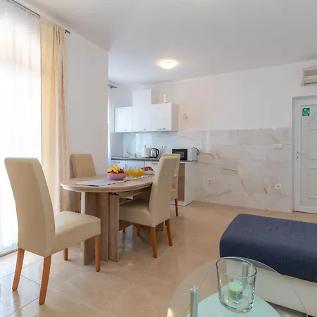A 2 - Seafront With Balcony 1 Min To Trogir