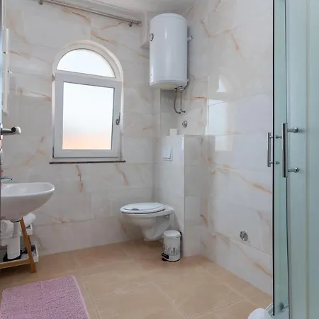 A2 - Seafront With Balcony 1 Min To