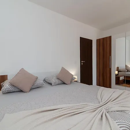 A2 - Seafront With Balcony 1 Min To