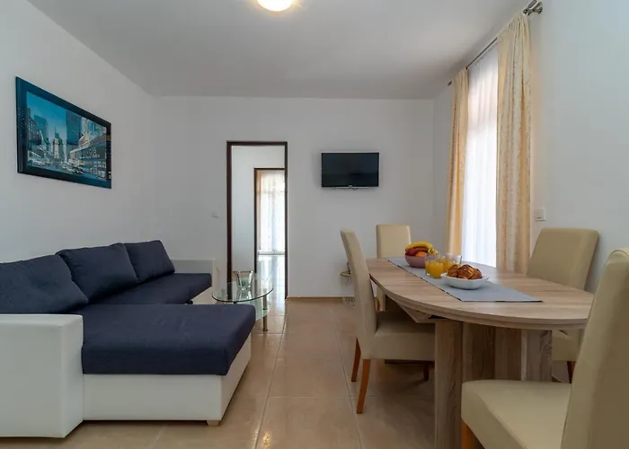 Daire A2 - Seafront With Balcony 1 Min To *