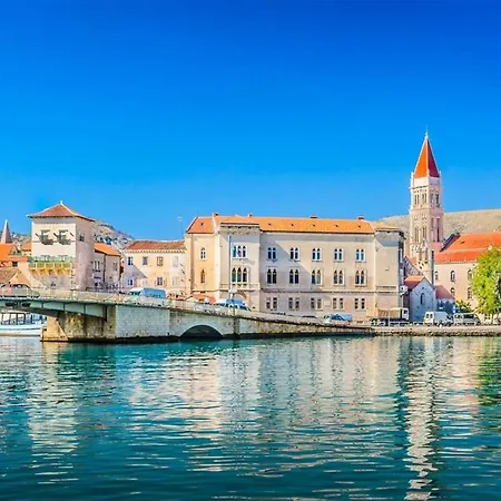 Apartman A2 - Seafront With Balcony 1 Min To Trogir